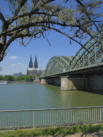 Hohenzollernbrücke am Kölner Dom Foto 