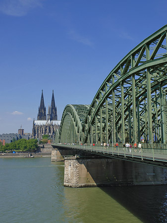 Hohenzollernbrücke am Kölner Dom Foto 