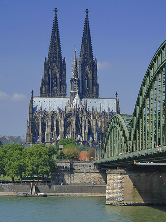 Hohenzollernbrücke beim Kölner Dom Foto 