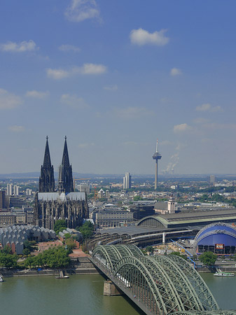 Foto Hohenzollernbrücke und Kölner Dom aus der Ferne