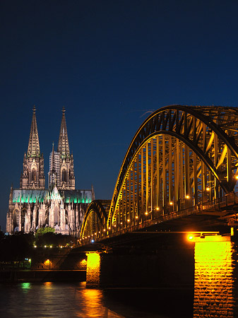 Foto Kölner Dom hinter der Hohenzollernbrücke