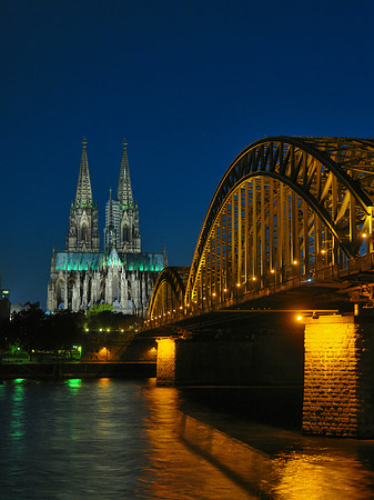 Foto Kölner Dom hinter der Hohenzollernbrücke