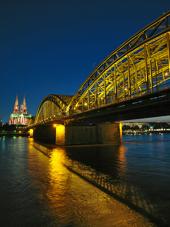 Kölner Dom hinter der Hohenzollernbrücke Fotos