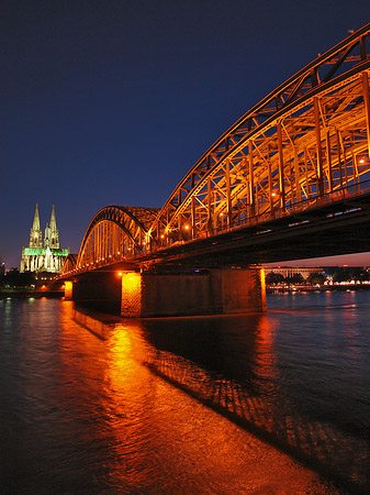 Kölner Dom hinter der Hohenzollernbrücke