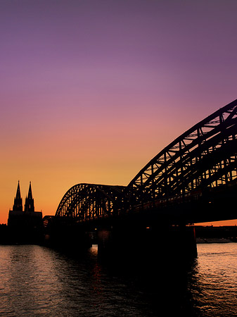 Kölner Dom hinter der Hohenzollernbrücke