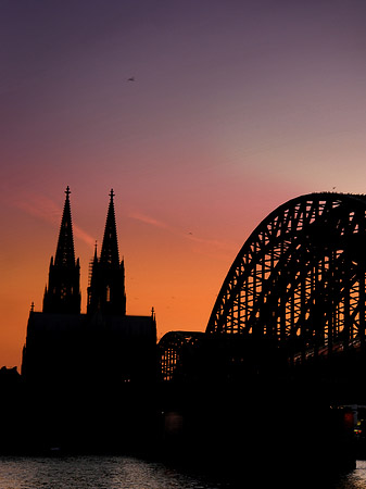 Fotos Kölner Dom hinter der Hohenzollernbrücke