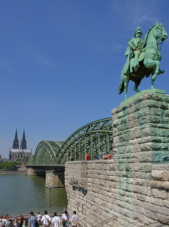 Foto Reiterstatue vor dem Kölner Dom - Köln