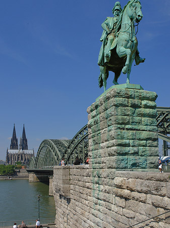 Reiterstatue vor dem Kölner Dom