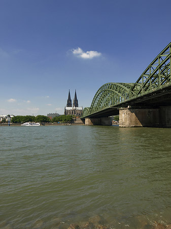 Foto Schiff unter der Hohenzollernbrücke - Köln