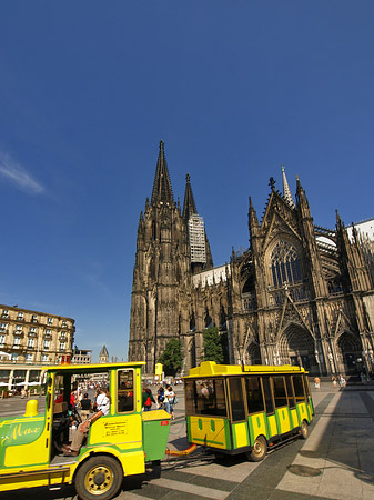 Bimmelbahn fährt zum Kölner Dom Foto 