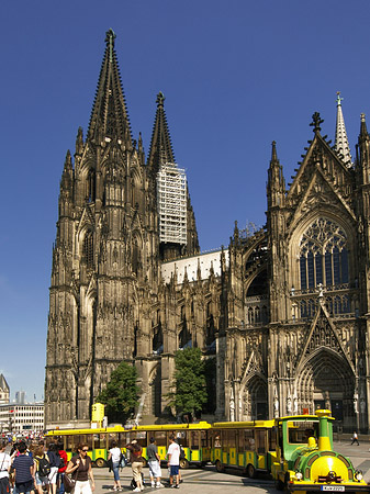 Bimmelbahn fährt zum Kölner Dom Fotos