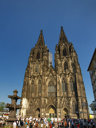 Touristen tummeln sich vor Kölner Dom Foto 