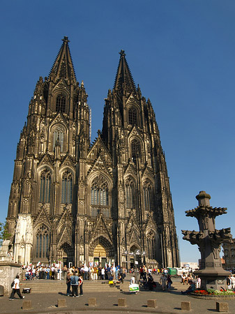 Touristen tummeln sich vor Kölner Dom Foto 