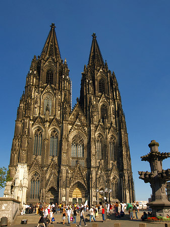 Touristen tummeln sich vor Kölner Dom Foto 