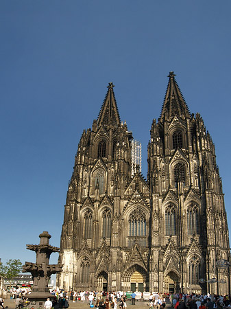 Fotos Touristen tummeln sich vor Kölner Dom | Köln