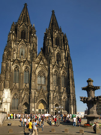 Foto Touristen tummeln sich vor Kölner Dom - Köln