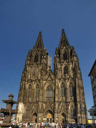 Touristen tummeln sich vor Kölner Dom Fotos