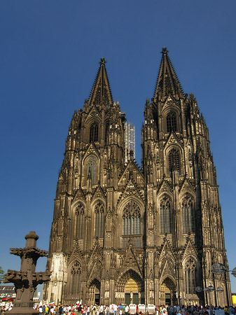 Touristen tummeln sich vor Kölner Dom Fotos