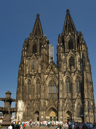 Touristen tummeln sich vor Kölner Dom Fotos