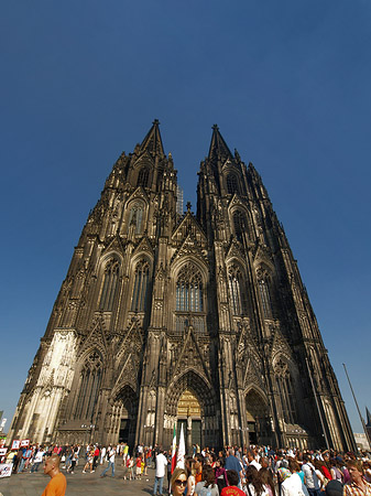 Touristen tummeln sich vor Kölner Dom