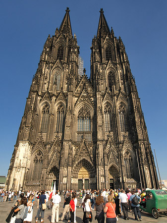 Touristen tummeln sich vor Kölner Dom Foto 