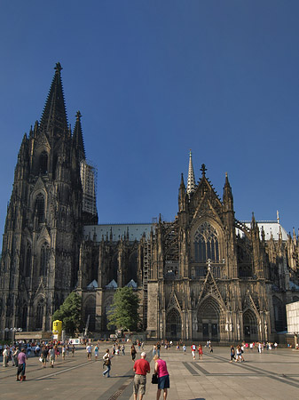 Foto Touristen tummeln sich vor Kölner Dom - Köln