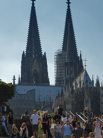 Touristen auf dem Weg zum Kölner Dom Fotos