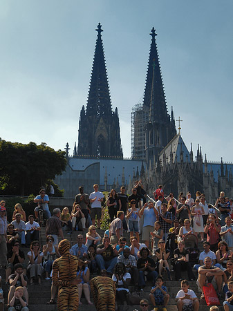 Touristen auf dem Weg zum Kölner Dom Fotos