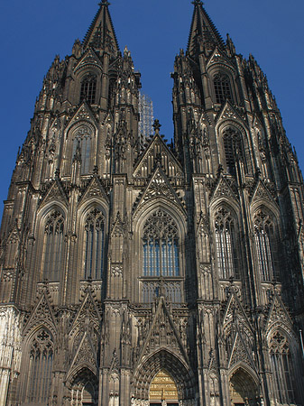 Touristen tummeln sich vor Kölner Dom Fotos