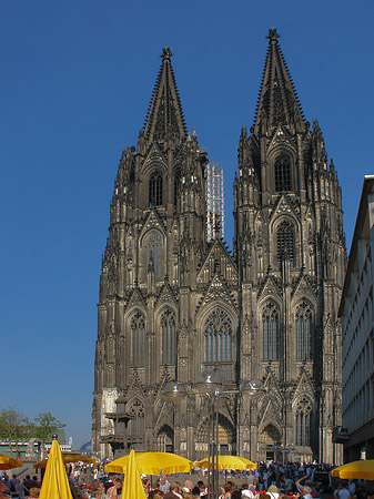 gelbe Sonnenschirme vor Kölner Dom Foto 