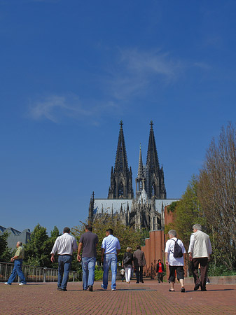 Touristen auf dem Weg zum Kölner Dom