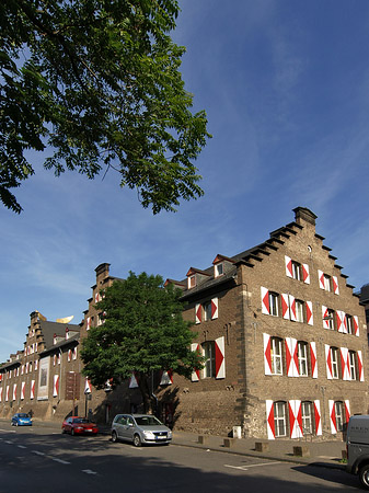 Foto Kölnisches Stadtmuseum mit Straße - Köln