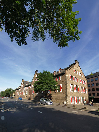 Foto Kölnisches Stadtmuseum mit Straße