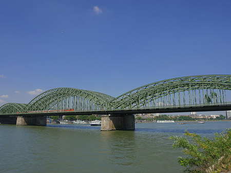 Hohenzollernbrücke mit Zug Fotos