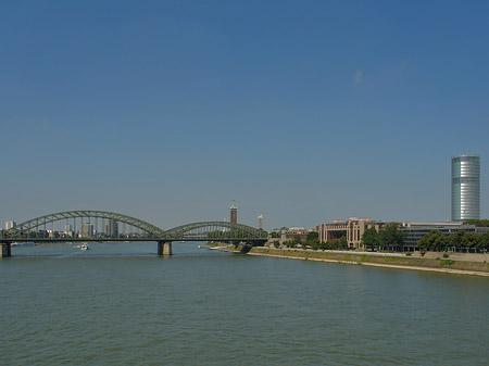 Foto Hohenzollernbrücke führt zum Kennedyufer - Köln