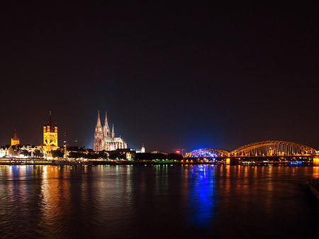 Kölner Dom hinter der Hohenzollernbrücke