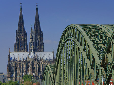 Hohenzollernbrücke beim Kölner Dom Foto 