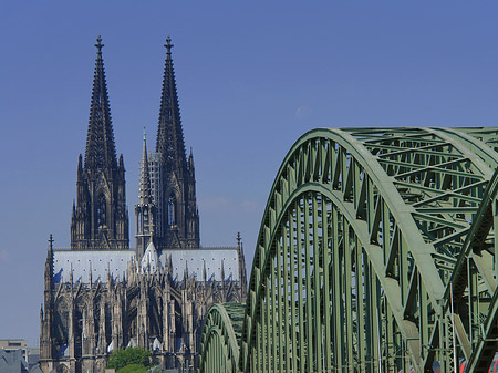 Hohenzollernbrücke beim Kölner Dom Foto 