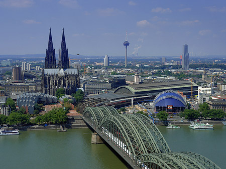 Foto Hohenzollernbrücke und Kölner Dom aus der Ferne - Köln