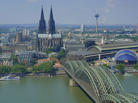 Foto Hohenzollernbrücke und Kölner Dom aus der Ferne - Köln