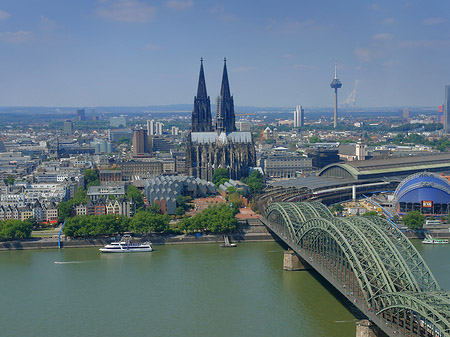 Foto Hohenzollernbrücke und Kölner Dom aus der Ferne - Köln