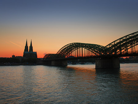 Kölner Dom hinter der Hohenzollernbrücke Foto 