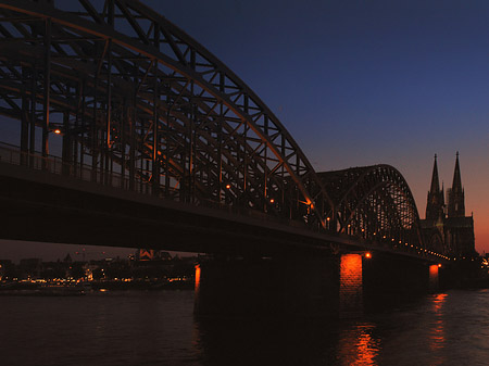 Kölner Dom hinter der Hohenzollernbrücke Foto 