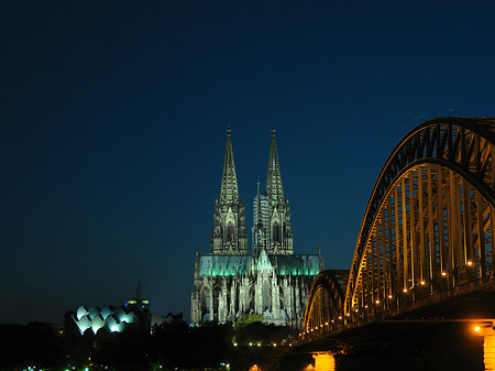 Kölner Dom hinter der Hohenzollernbrücke Foto 