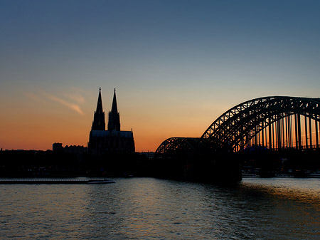 Fotos Kölner Dom hinter der Hohenzollernbrücke