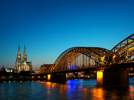 Fotos Kölner Dom hinter der Hohenzollernbrücke