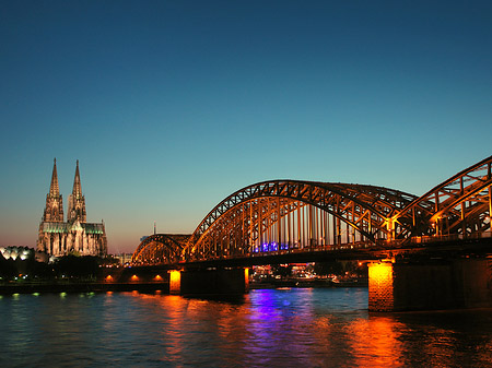 Kölner Dom hinter der Hohenzollernbrücke Foto 