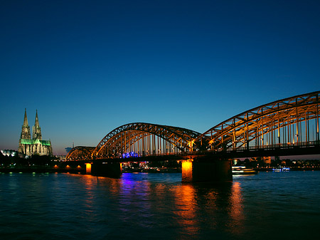 Kölner Dom hinter der Hohenzollernbrücke Fotos