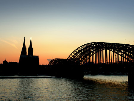 Foto Kölner Dom hinter der Hohenzollernbrücke - Köln