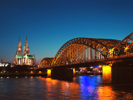 Foto Kölner Dom hinter der Hohenzollernbrücke - Köln